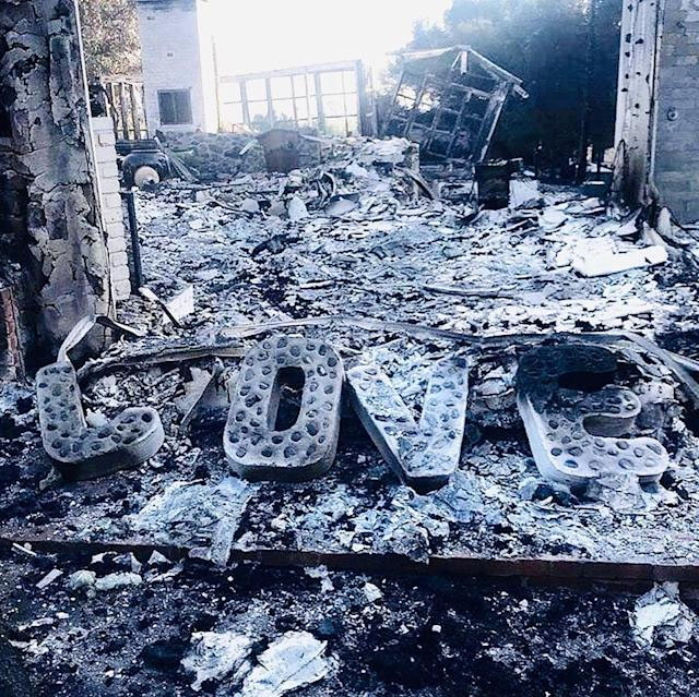 Изгорялата къща на двойката през 2018 година.