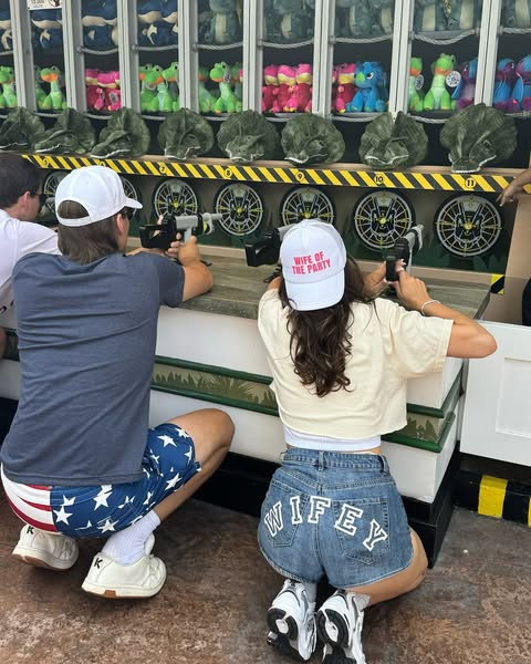 Мили Боби Браун и Джейк Бонджови в Universal Studios Orlando.