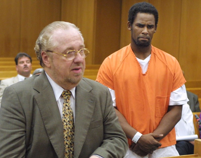 R. Kelly в съдебната зала през 2002 година.