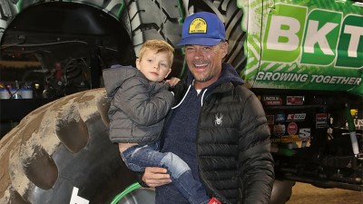 Джош Дюамел със сина си Аксъл Джак на събитието Monster Jam Celebrity през 2018 г.