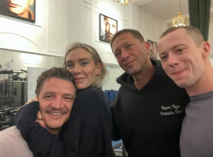 Ванеса Кърби прегръща Педро Паскал.
