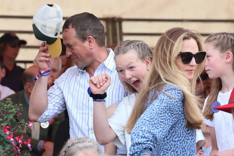 Хариет Спърлинг и Питър Филипс с дъщеря си на състезанието Badminton Horse Trials през 2024 г.
