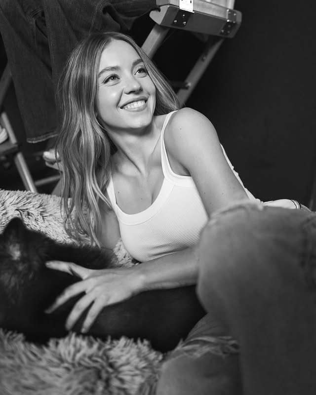 Сидни Суини рекламира American Eagle.