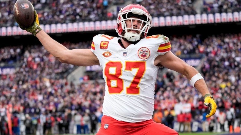 Травис Келси прави тъчдаун по време на мач срещу Baltimore Ravens в Балтимор на 28 Януари, 2024 г.