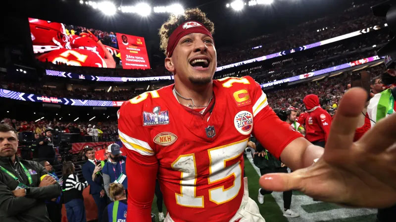 Патрик Махоумс празнува победата след Super Bowl LVIII в Лас Вегас на 11 Февруари, 2024 г.