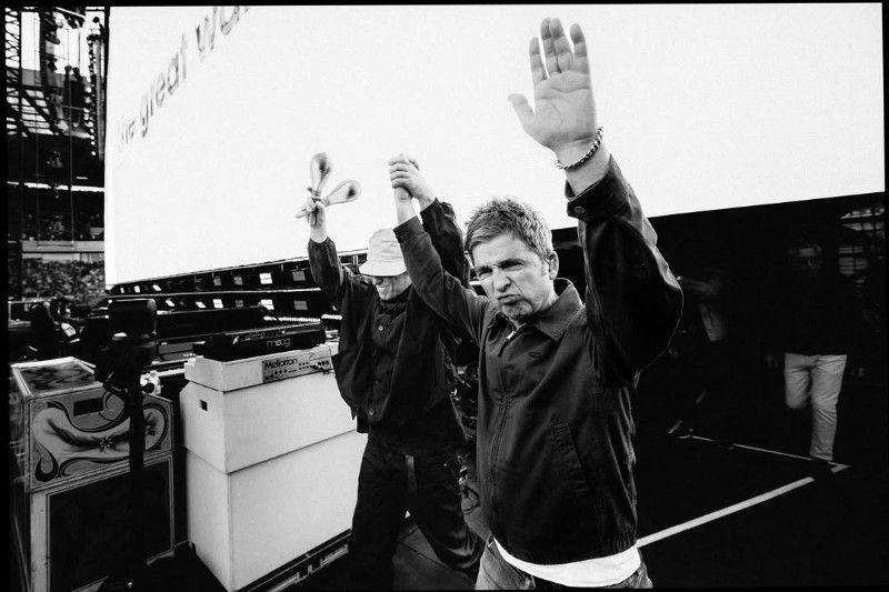 Групата Oasis по време на концерт.