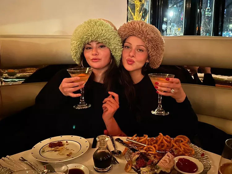 Никола Пелц и Селена Гомес.