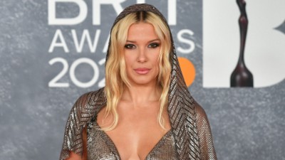 Мили Боби Браун по време на наградите BRIT на 1 Март, 2025 г.