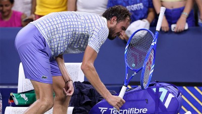 Даниил Медведев чупи ракетата си по време на тенис турнира US Open, 2025 г.