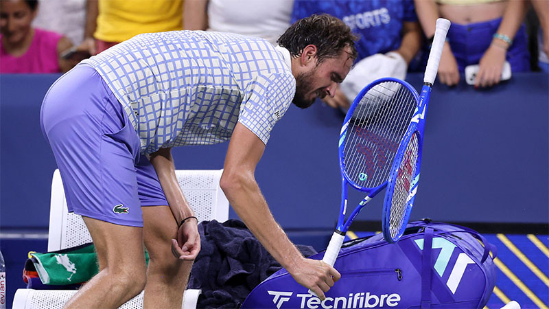 Даниил Медведев чупи ракетата си по време на тенис турнира US Open, 2025 г.