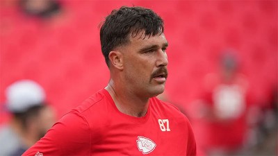 Травис Келси загрява преди мача срещу Чикаго Беърс на стадион GEHA Field at Arrowhead.