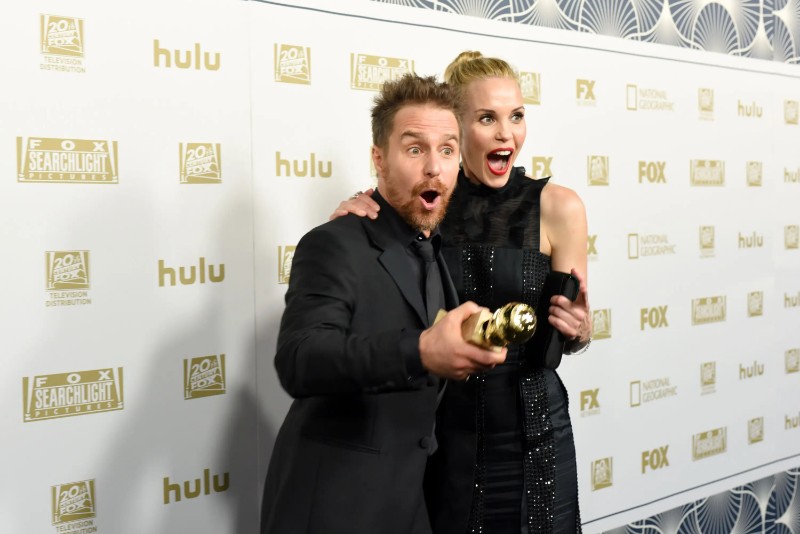 Лесли Биб и Сам Рокуел на партито след наградите „Златен глобус“ на Hulu през 2018 г. в хотел „Бевърли Хилтън“ на 7 Януари 2018 г. в Бевърли Хилс, Калифорния.