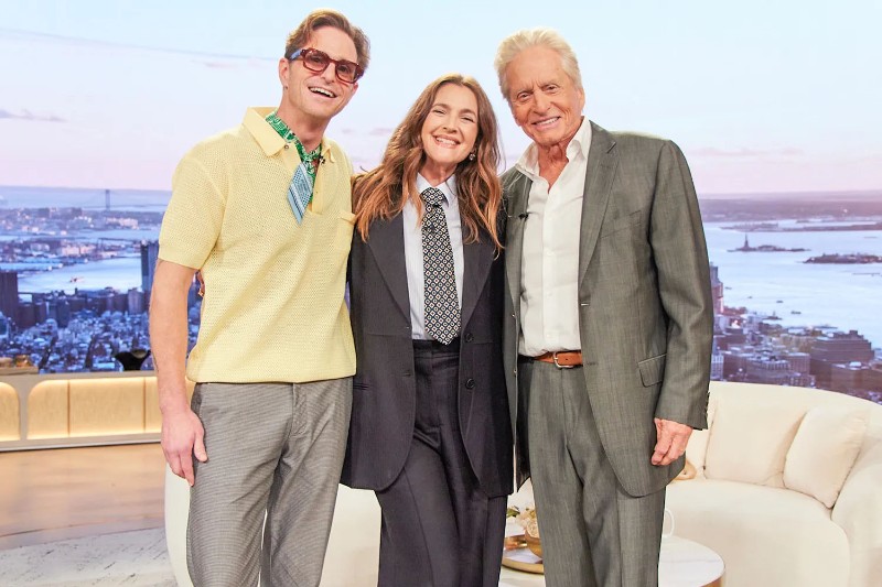 Камерън Дъглас, Дрю Баримор и Майкъл Дъглас по време на “The Drew Barrymore Show“.