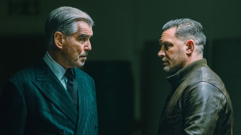 Том Харди и Пиърс Броснан в кадър от сериала “MobLand“.