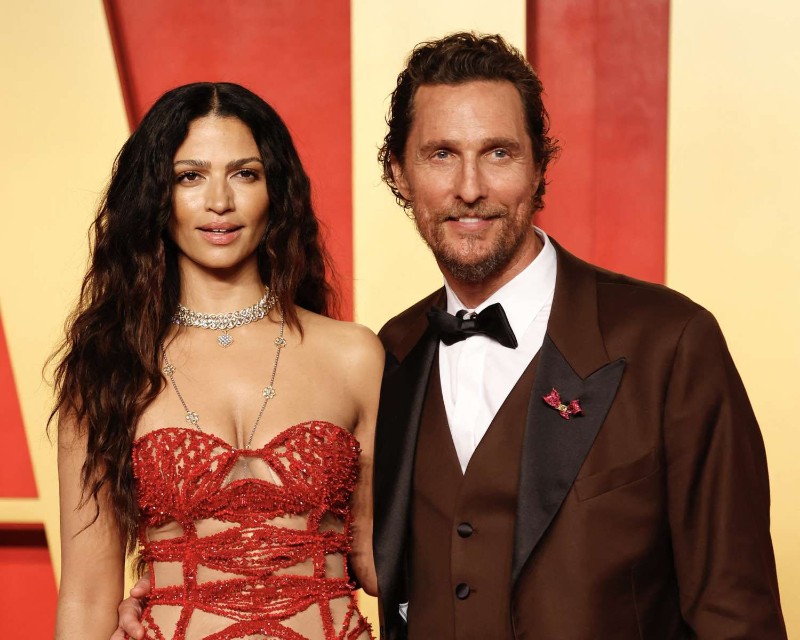 Матю Макконъхи със своята съпруга Камила Алвес по време на партито на Vanity Fair по случай наградите “Оскар“ през 2024 г.