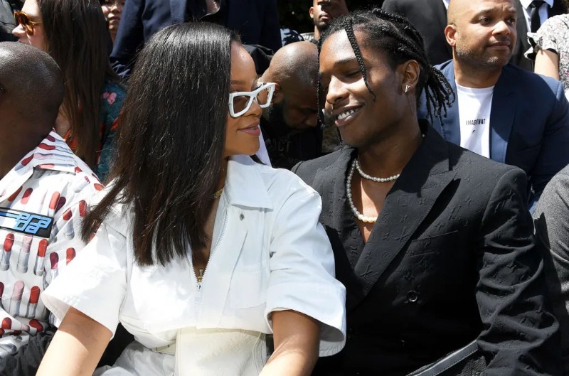 Риана и A$AP Rocky присъстват на шоуто на Louis Vuitton за мъжка мода пролет/лято 2019 по време на Седмицата на модата в Париж на 21 Юни 2018 г. в Париж.