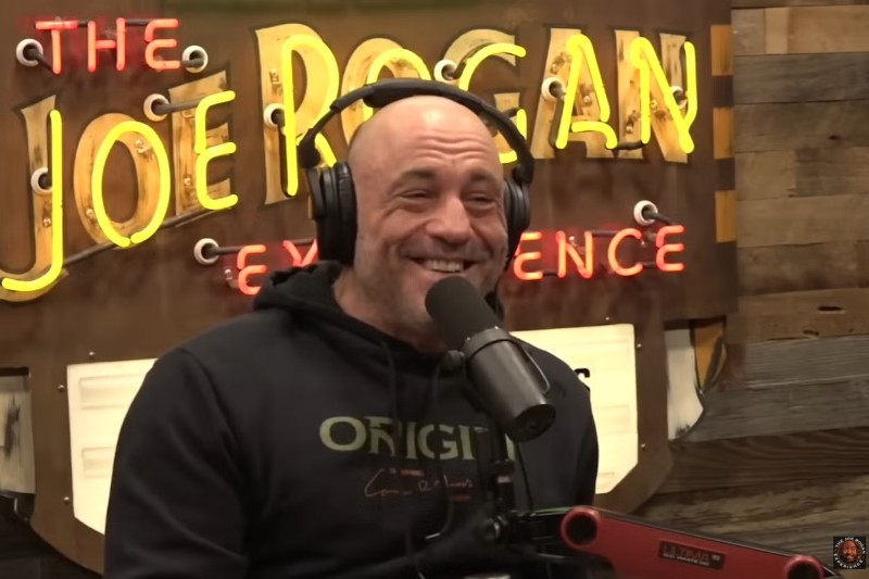 Джо Роган по време на неговия подкаст “The Joe Rogan Experience“.