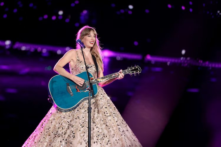 Тейлър Суифт изпълнява на сцената по време на “Taylor Swift | The Eras Tour“ в Lumen Field на 22 Юли 2023 г. в Сиатъл.