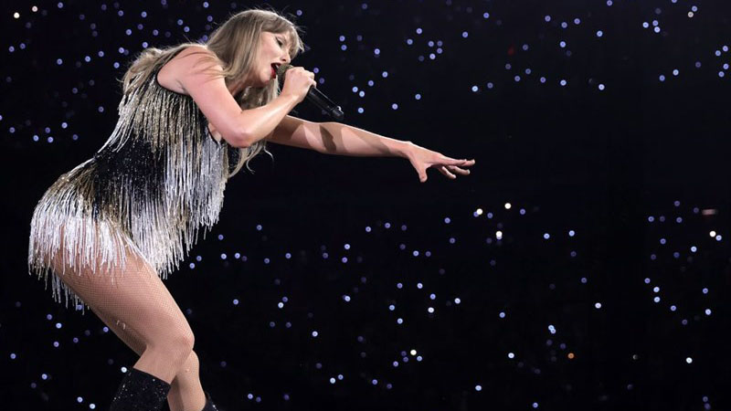 Тейлър Суифт изпълнява на сцена по време на “Taylor Swift | The Eras Tour“ на 6 Декември 2024 г. във Ванкувър, Британска Колумбия.