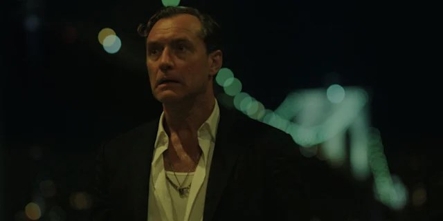 Джъд Лоу в кадър от сериала “Black Rabbit“.