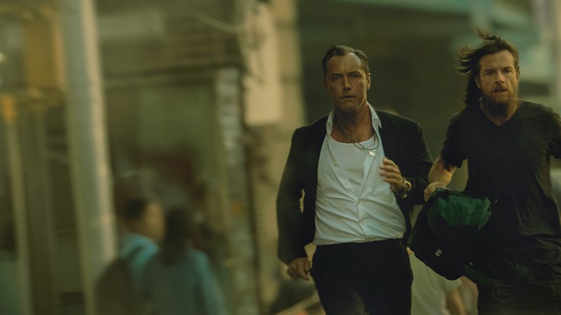 Джейсън Бейтман и Джъд Лоу в кадър от сериала “Black Rabbit“.