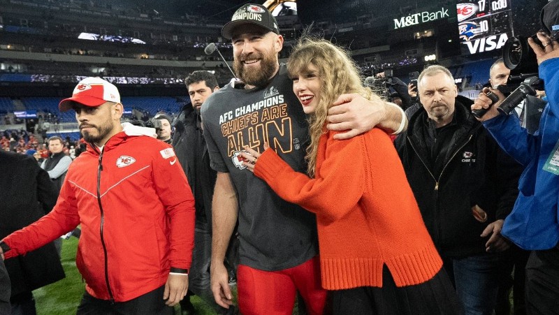 Травис Келси и Тейлър Суифт след мача за шампионата на NFL между Канзас и Балтимор в Неделя, 28 Януари 2024 г., в Балтимор.