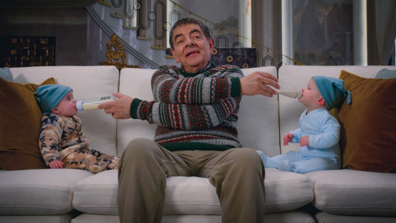 Роуън Аткинсън в кадър от сериала “Man vs Baby“.