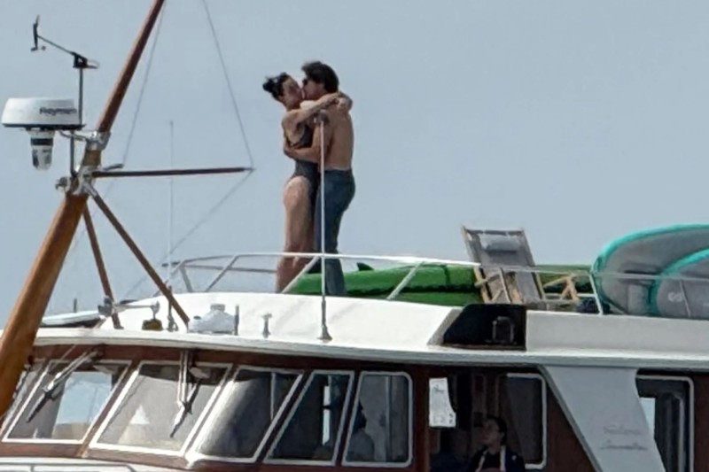 Кейти Пери и Джъстин Трюдо се целуват на яхтата.