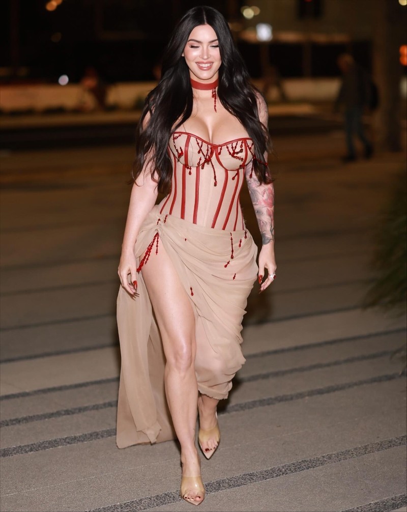 Меган Фокс с корсетно горнище и изискана пола по време на специалната прожекция на филма “Тялото на Дженифър“ в Лос Анджелис, 2025 г.