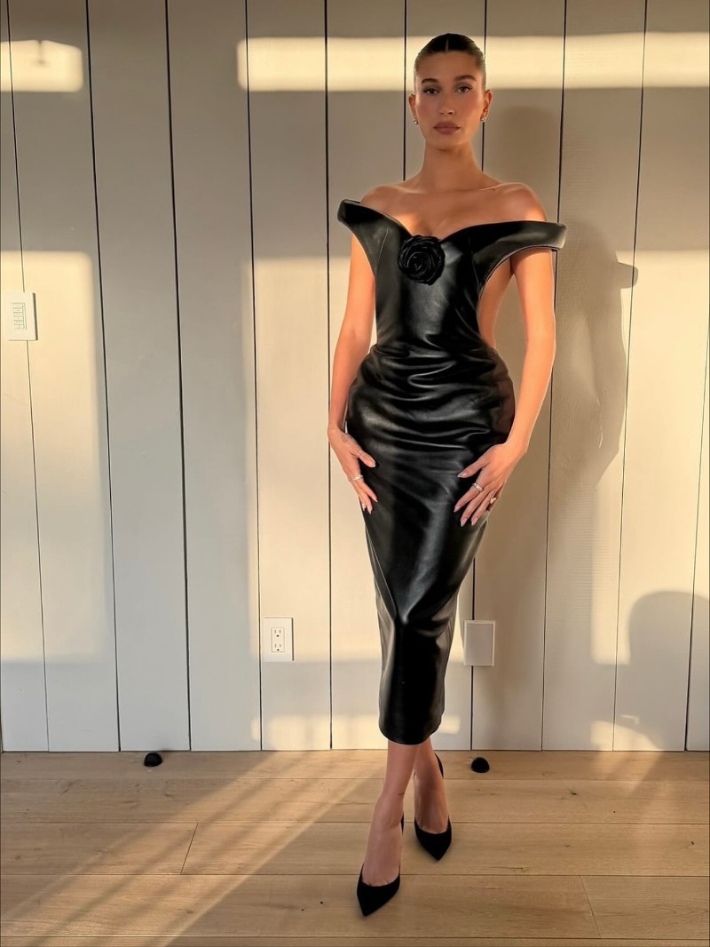 Хейли Бийбър в роклята си по случай Vogue World на 26 Октомври, 2025 г.