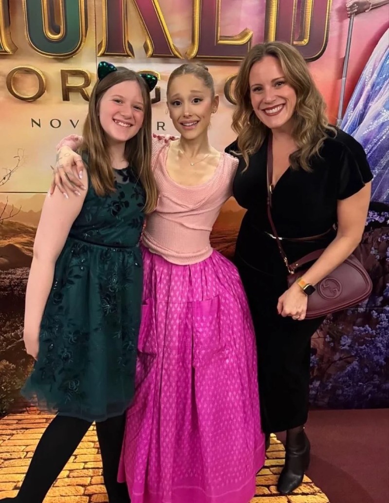 Ариана Гранде с фенове по време на специалната прожекция на втората част от филмовата адаптация на “Wicked“.