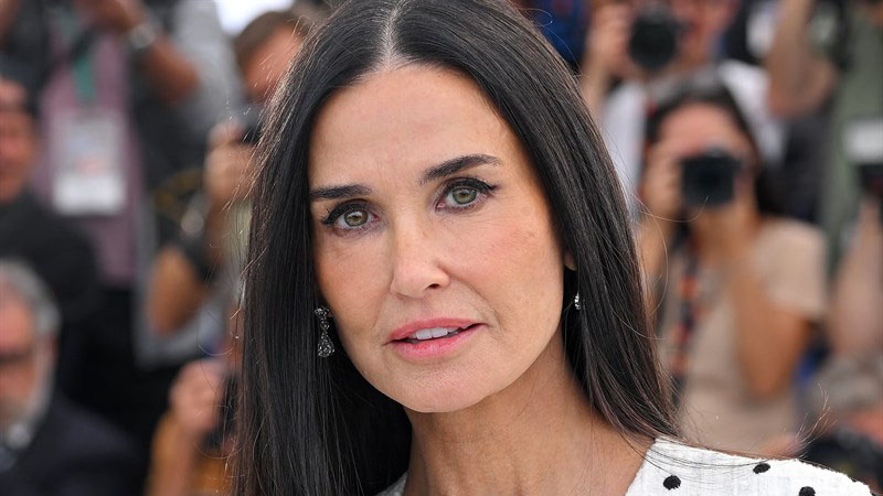 Деми Мур присъства на фотосесия за новия си филм „Субстанцията“ на филмовия фестивал в Кан.