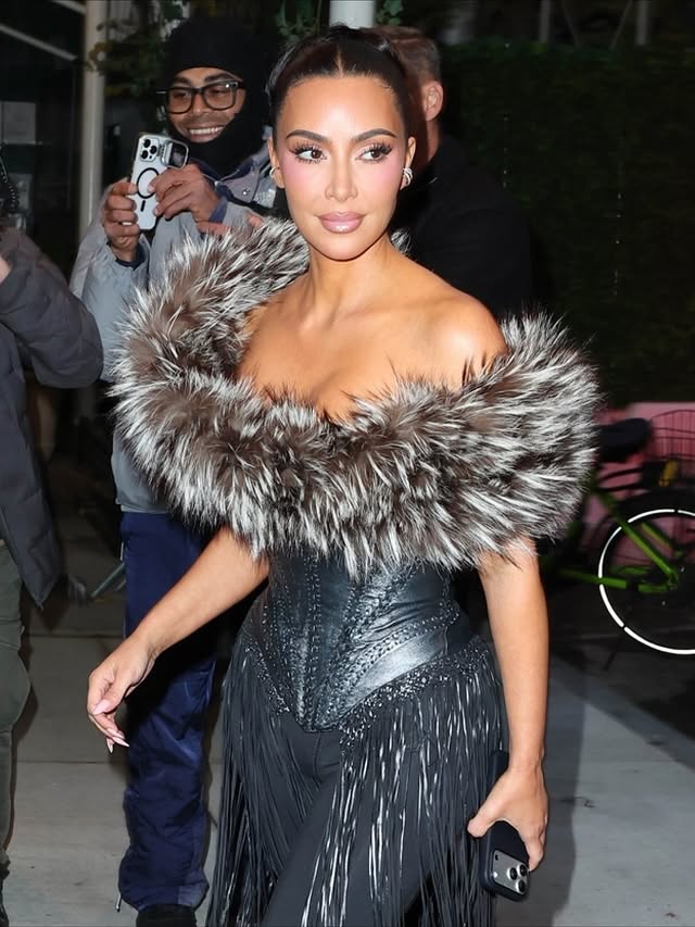 Ким Кардашиян в зашеметяващ винтидж тоалет.