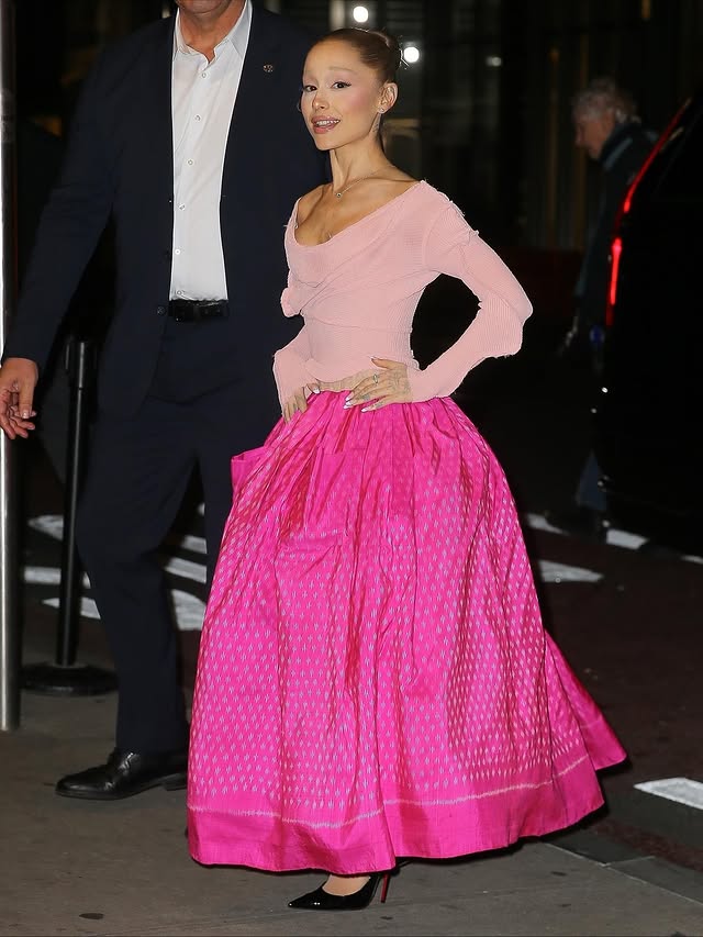 Ариана Гранде с впечатляваща розова рокля по време на прожекцията на втората част на “Wicked“.