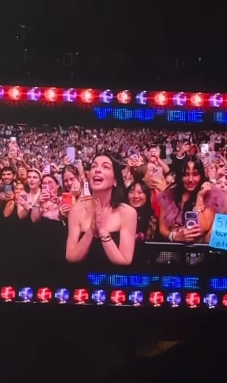 Ан Хатауей по време на концерта на Сабрина Карпентър.