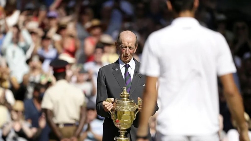 Херцогът на Кент връчва трофея от Уимбълдън на Новак Джокович през 2018 г.