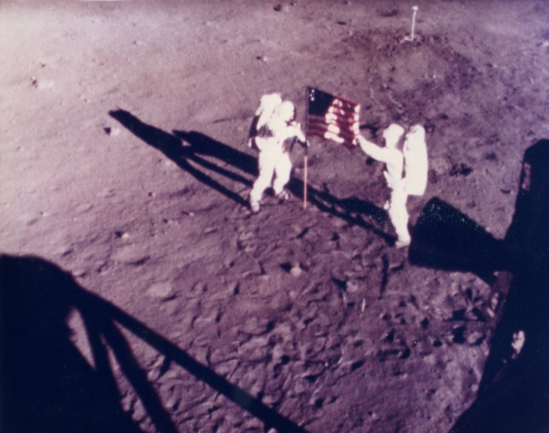 Разполагането на знамето на Съединените американски щати на повърхността на Луната е заснето по време на първата лунна мисия на Аполо 11.