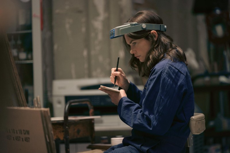 Рут Уилсън в кадър от сериала “Down Cemetery Road“.