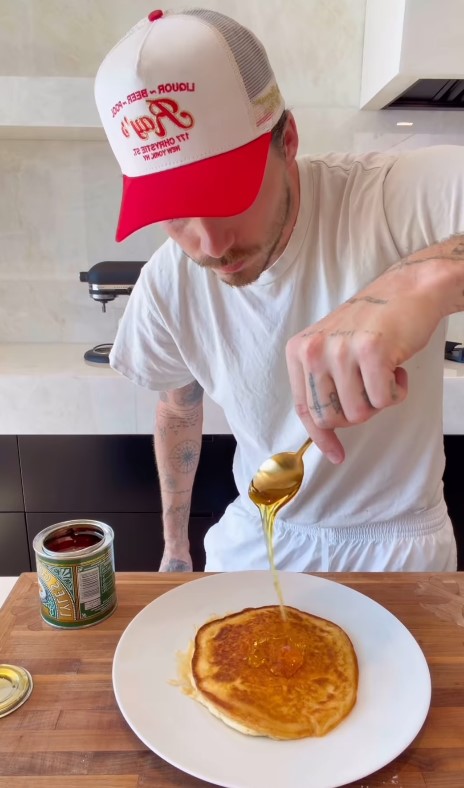 Бруклин Пелц Бекъм приготвя палачинки.