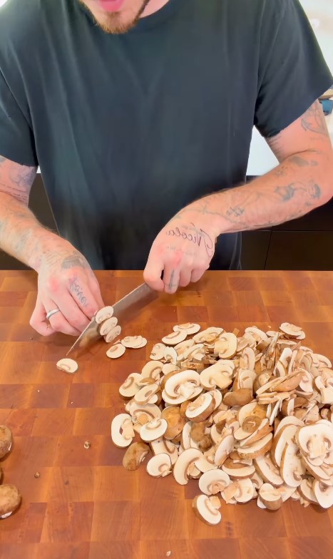 Бруклин Пелц Бекъм нарязва гъбите за своя биф уелингтън.