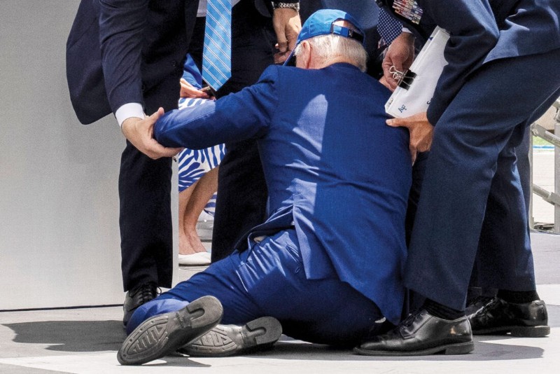 Президентът Джо Байдън пада на сцената по време на церемонията по дипломирането на Военновъздушната академия на САЩ през 2023 г. на стадион Фалкон в Колорадо Спрингс, Колорадо.