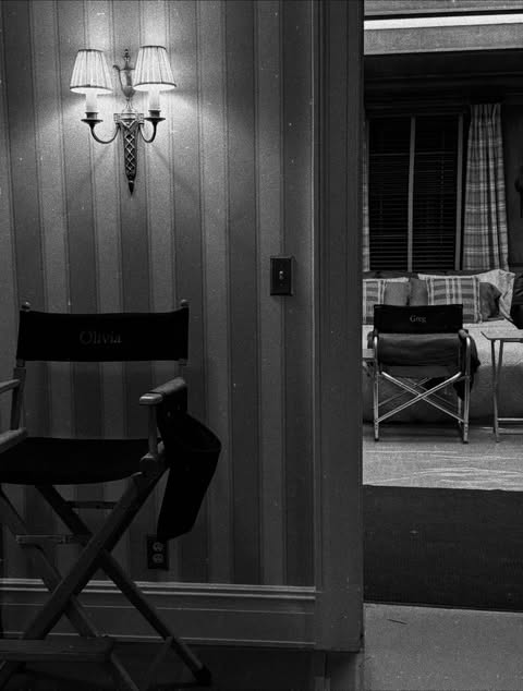 Столът на Ариана Гранде от снимачната площадка.