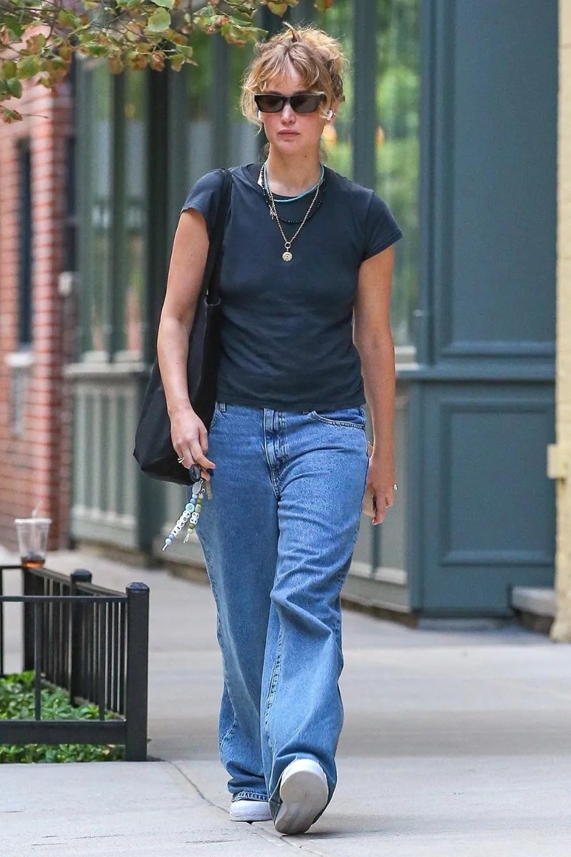 Дженифър Лоурънс на разходка в Ню Йорк.