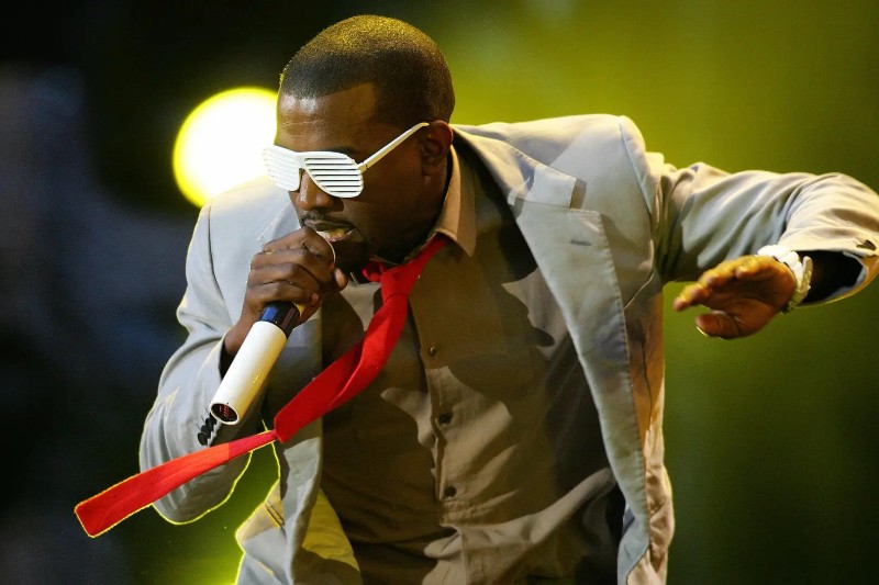 Кание Уест на сцената на стадион Уембли в Лондон, Великобритания на 1 Юли 2007 г.