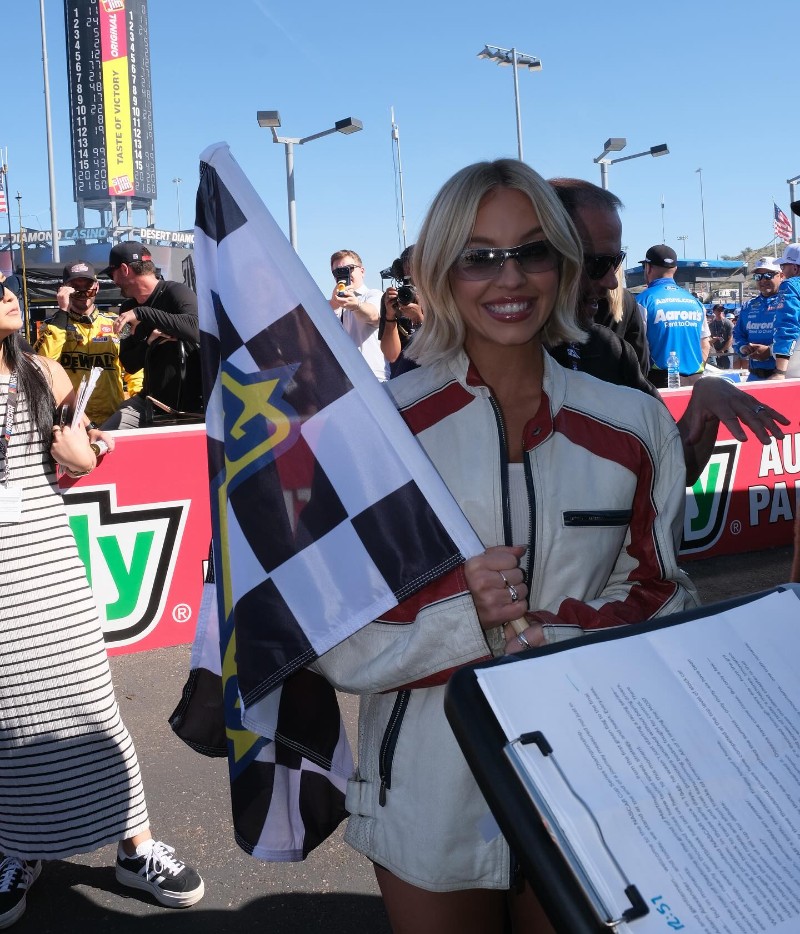 Сидни Суини на шампионата NASCAR.