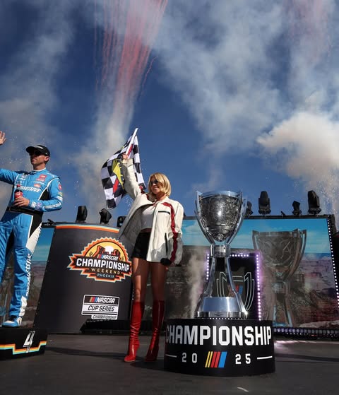 Сидни Суини по време на шампионата NASCAR Cup Series на пистата Финикс Рейсуей.