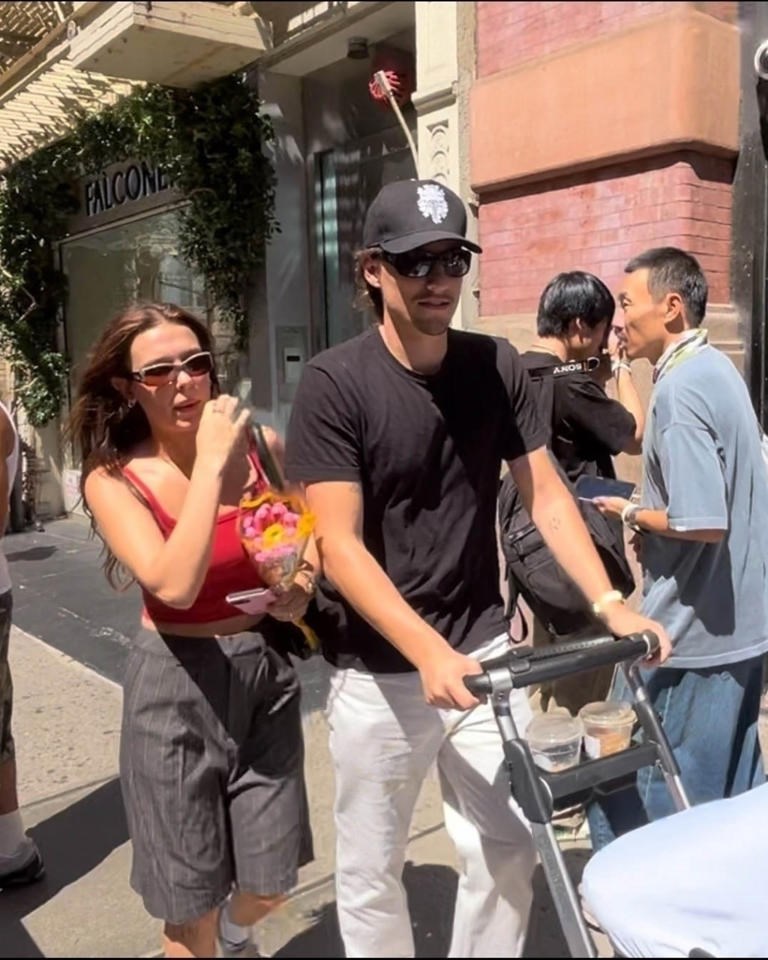 Мили Боби Браун и Джейк Бон Джови заедно с тяхната дъщеря на пазар в Ню Йорк.