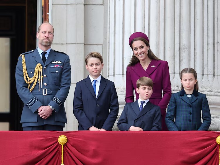 Принц Уилям, принц Джордж, принц Луис, принцесата на Уелс и принцеса Шарлът на балкона на Бъкингамския дворец по време на събития, отбелязващи 80-ата годишнина от Деня на победата в Европа, 5 Май 2025 г., в Лондон.