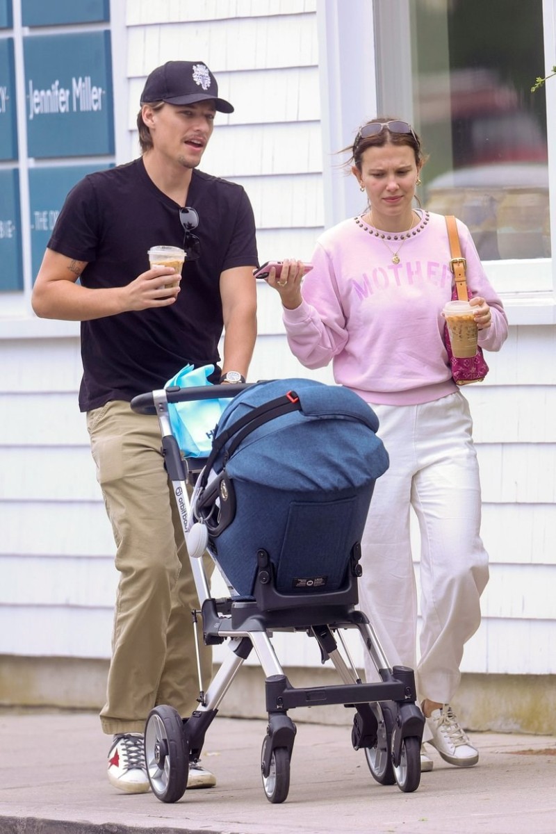 Мили Боби Браун за едно със Джейк Бон Джови и тяхната дъщеря.