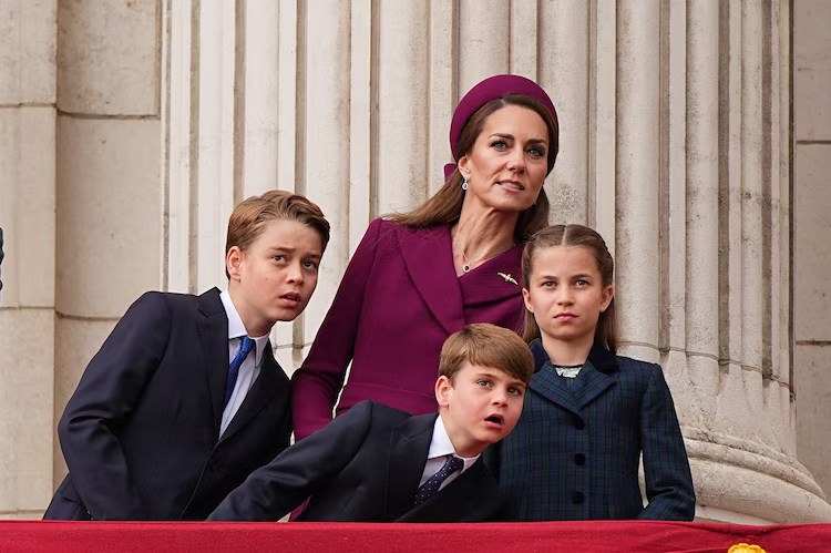 Принцеса Кейт, принц Джордж, принцеса Шарлът и принц Луис на балкона на Бъкингамския дворец по време на събития, отбелязващи 80-ата годишнина от Деня на победата в Европа, 5 Май 2025 г., в Лондон.